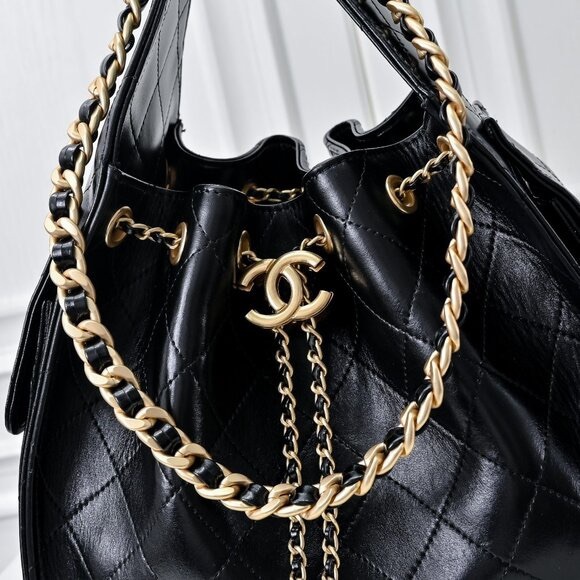 Versatile Chanel Chain Embellished Shoulder Tote - Picture 3 of 8